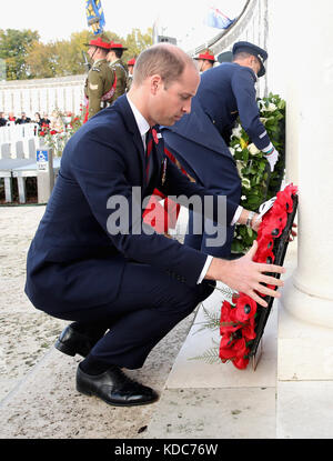 Le duc de Cambridge dépose une couronne au mur commémoratif néo-zélandais des disparus, alors qu'il participe à la commémoration nationale néo-zélandaise de la bataille de Passchendaele au cimetière Tyne Cot, en Belgique. Banque D'Images