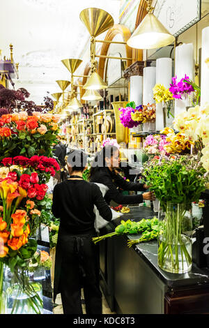 Fleuristes, fleuriste, travailler chez fleuriste, faire des bouquets, travailler avec des fleurs, faire affichage de fleurs, faire bouquet, travailler dans les fleuristes, fleurs, Royaume-Uni Banque D'Images