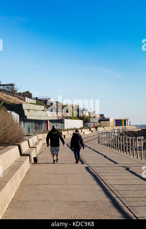 Un couple marcher leur chien en promenade, Bexhill East Sussex, UK Banque D'Images