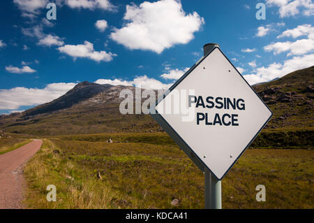 Un passant place road sign dans un étroit chemin de campagne dans les montagnes de l'Ecosse, Royaume-Uni ; concept pour la conduite dans des routes de campagne aux ki Banque D'Images