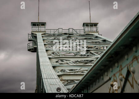 Loschwitz bridge ( miracle bleu, blaues wunder ) est un pont en treillis cantilever sur l'Elbe à Dresde, la capitale de la Saxe en Allemagne. montrant Banque D'Images