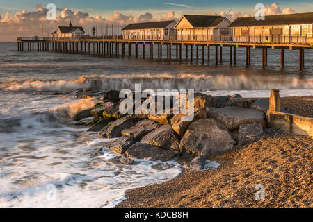 Le soleil s'allume la jetée dans la célèbre ville balnéaire de Suffolk Southwold sur un matin d'orage début août. Banque D'Images