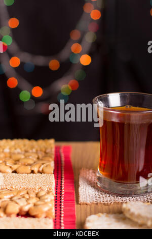 Collection de bonbons haricots et des bonbons bonbons ( mawlid halawa ) avec tasse de thé - la culture égyptienne dessert mangé pendant le prophète Muhammad anniversaire Banque D'Images