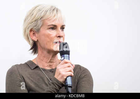 Tennis coach Judy Murray parlant aux élèves à Cardiff au Pays de Galles Banque D'Images