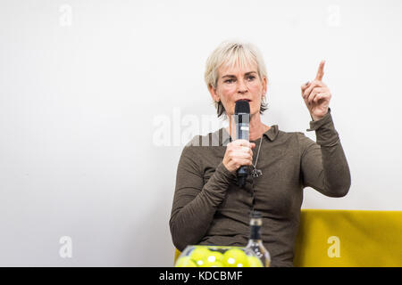 Tennis coach Judy Murray parlant aux élèves à Cardiff au Pays de Galles Banque D'Images