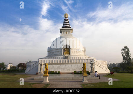 New Delhi, Inde, apr 11,2015:des gens qui font des exercices matinaux dans le parc à l'avant d'une pagode à indraprasta Park, New delhi Banque D'Images