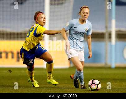 Sandrine Sobotka de SKN St Polten (à gauche) et Keira Walsh de Manchester City se battent pour le ballon lors du match de 32 secondes de la Ligue des champions de l'UEFA à la City football Academy de Manchester. Banque D'Images