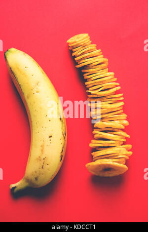 Stock photo de maison saine kela ou chips de banane plantain ou de plaquettes ou copeaux, selective focus Banque D'Images