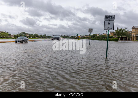 Missouri City, TX a inondé la route 6. Les fortes pluies de l'ouragan Harvey a causé beaucoup de zones inondées près de Houston, de nombreuses routes et autoroutes sont impraticables Banque D'Images