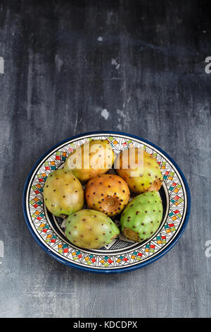 L'Opuntia ficus-indica, barbary fig, figuier de barbarie, cactus inerme, figuier de barbarie, Opuntia figuier indien sur une plaque pour le dessert Banque D'Images