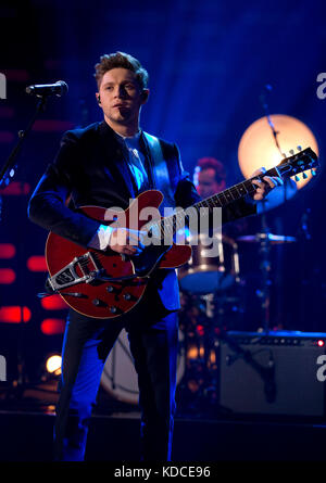 Niall Horan se produit pendant le tournage du Graham Norton Show aux London Studios, devant être diffusé sur BBC One vendredi soir. Banque D'Images