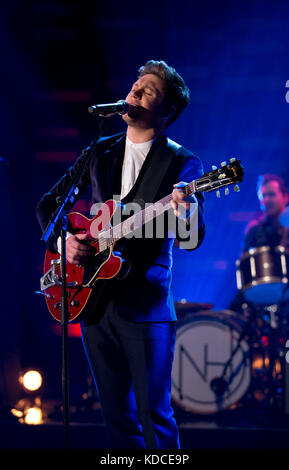 Niall Horan se produit pendant le tournage du Graham Norton Show aux London Studios, devant être diffusé sur BBC One vendredi soir. Banque D'Images