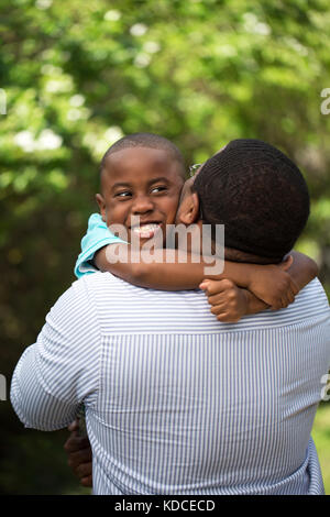 African American loving father hugging son son fils. Banque D'Images