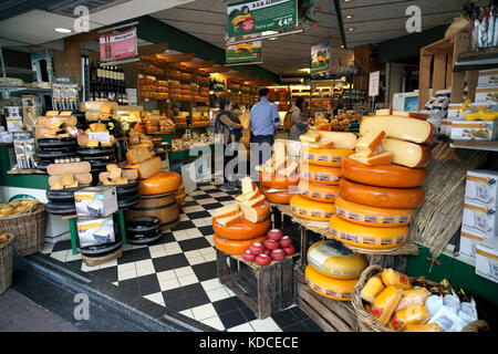 Roues de fromage sur l'affichage à l'extérieur de l'Kaashuis fromagerie Tromp, Haarlem, Pays-Bas Banque D'Images