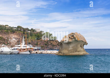 Vue côtière de Lacco Ameno ville. marina sous ciel nuageux ciel bleu, l'île d'Ischia, Italie Banque D'Images