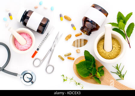 Phytothérapie médecine alternative chimique contre les soins de santé sur fond blanc. Banque D'Images