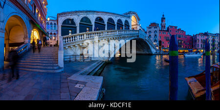 Le pont du Rialto et le grand canal, Venise, Italie Banque D'Images