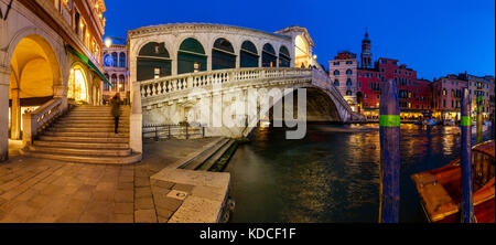 Le pont du Rialto et le grand canal, Venise, Italie Banque D'Images
