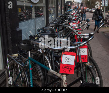 Seconde main traditionnel néerlandais 'bikes' sont alignés à vendre à l'extérieur d'un magasin de vélos à Amsterdam, Pays-Bas Banque D'Images