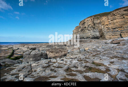 Un ciel bleu sur le lapiez et falaises de dunraven bay, Glamorgan, Pays de Galles du sud Banque D'Images