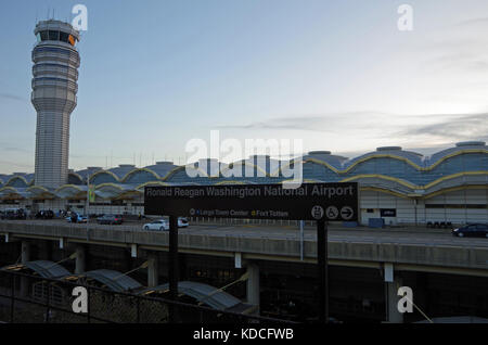 Arlington, Virginia, United States - 27 septembre 2017 : Washington DC metro sign et la tour de contrôle de l'aéroport national Ronald Reagan. Banque D'Images