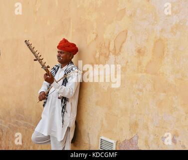 L'homme du Rajasthan à jouer de la musique à fort amer à Jaipur, Rajasthan Banque D'Images