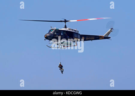 Démonstration de recherche et de sauvetage par hélicoptère à l'Airshow Huntington Beach Banque D'Images