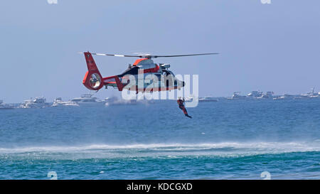 Démonstration de recherche et de sauvetage par hélicoptère à l'Airshow Huntington Beach Banque D'Images