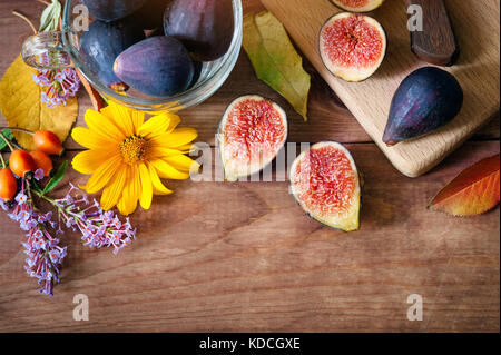 Composition d'automne - figues mûres et de fleurs fruits et légumes. Banque D'Images