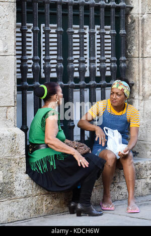 Les femmes cubaines chat Havana Vieja Banque D'Images