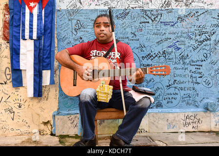 Artiste qui joue de la guitare en face de la Bodeguita del Havana, Médias Banque D'Images