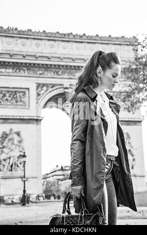 Automne élégant à paris. pensive femme moderne en trench coat près de l'arc de triomphe à Paris, France Banque D'Images