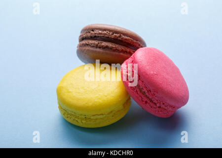 Trois macarons colorés sur fond gris. macro photographie Banque D'Images