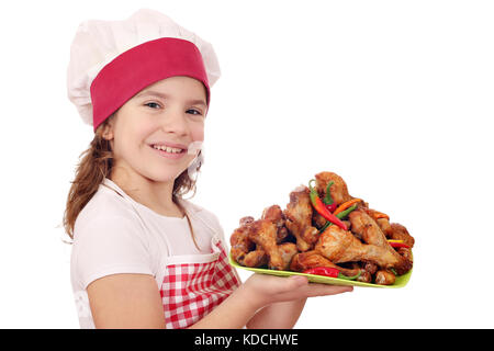 Happy little girl cook avec pilons de poulet Banque D'Images