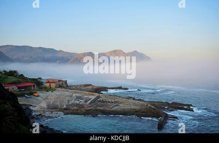 Le village balnéaire d'Hermanus le long de la Garden Route de Sotuh Afrique. Sea mist, montagnes nuages flottants. Paradis calmant, quai de halage boathouse Banque D'Images