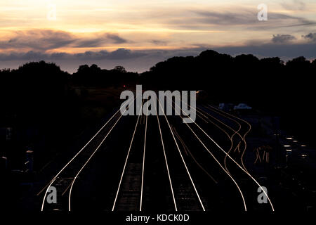 Woodborough (entre Pewsey & Westbury) soleil sur le passage de marchandises sur la boucle et de Hants Berks ligne de chemin de fer en direction de Westbury Banque D'Images