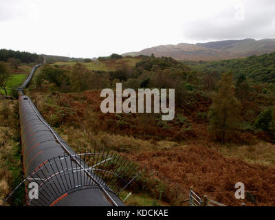 Le pipeline transporte l'eau de llyn trawsfynydd les deux kilomètres du barrage de maentwrog maentwrog power station. gwynedd, le parc national de Snowdonia, nord Banque D'Images
