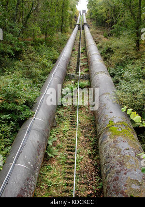 Les tuyaux haute pression double sur la dernière section du pipeline qui transporte l'eau de l'trawsfynydd llyn deux kilomètres de barrage à maentwrog maentwrog p Banque D'Images