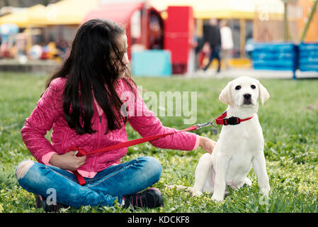 Chiot mignon preteen girl park assis Banque D'Images