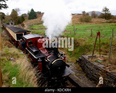 Machine à vapeur laissant dduallt sur la station de chemin de fer Ffestiniog, Gwynedd, parc national de Snowdonia, le nord du Pays de Galles, Royaume-Uni Banque D'Images