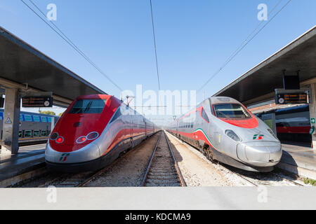 St Lucia, ou Ferrovia, Venise, Vénétie, Italie. Deux trains à grande vitesse aux côtés de Trenitalia Freccciarossa plates-formes envisagées sur un coffre Banque D'Images