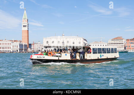 Les transports en vaporetto crossing Basino San Marco, Venise, Italie, en face de l'hôtel Campanile et le Palais des Doges Banque D'Images