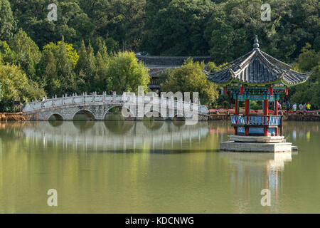 Cinq pont voûté, black dragon pool park, Lijiang, Yunnan, Chine Banque D'Images