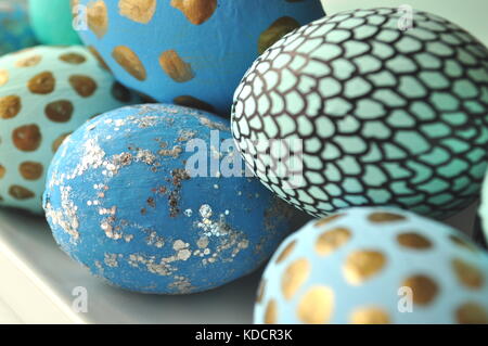 Oeufs de Pâques décorés avec de l'or de pois blancs sur fond bleu aqua teal de menthe. Image Style avec copie espace. Thème de Pâques et du printemps. Banque D'Images