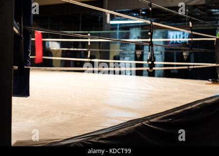 Tir bas du ring de boxe dans une salle de sport de l'extérieur vide corner Banque D'Images