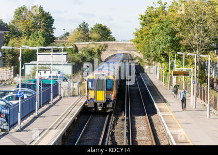 South West Train de quitter la gare d'Ashford, Ashford, Surrey, Angleterre, Royaume-Uni Banque D'Images