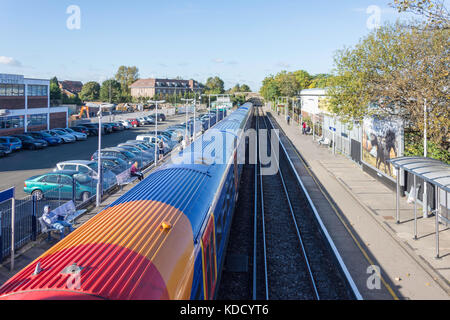 South West Train à la gare d'Ashford, Ashford, Surrey, Angleterre, Royaume-Uni Banque D'Images