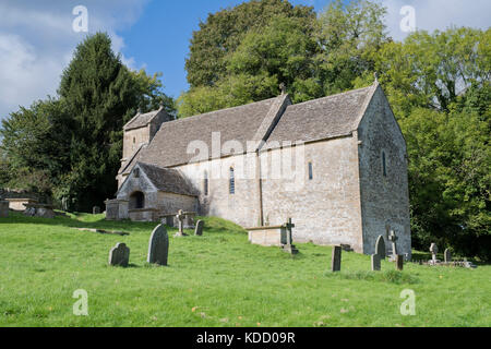 Église saxonne St. Michaels à Duntisbourne rouse, Cotswolds, Gloucestershire, Angleterre Banque D'Images