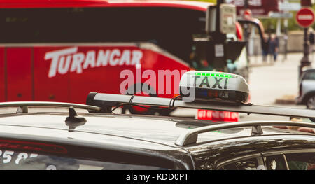 PARIS, FRANCE - 07 octobre 2017 : taxi parisien en attente dans le milieu du trafic Banque D'Images