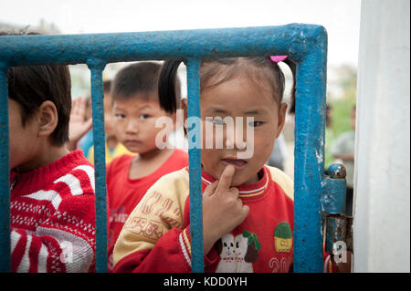 Des enfants rentrent dans leur classe dans un village près de Hamhung le 13 octobre 2012. Les enfants retournent à leur école de classe dans un village près de Ham Banque D'Images